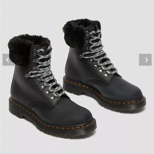 NEW NWOB WOMENS DR MARTENS SERENA COLLARED FAUX FUR LINED LACE UP BOOTS 7 BLACK